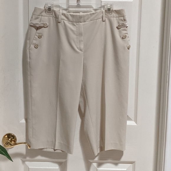 Cato Women's Cream Color Dress Capris Shorts Size 10 - Picture 4 of 8